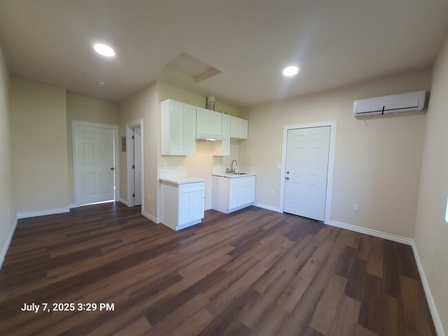 Building Photo - 1221 W 152nd St Unit ADU 2 Rental