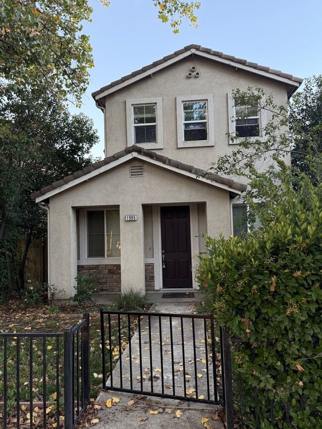 Building Photo - 1985 Linden Rd