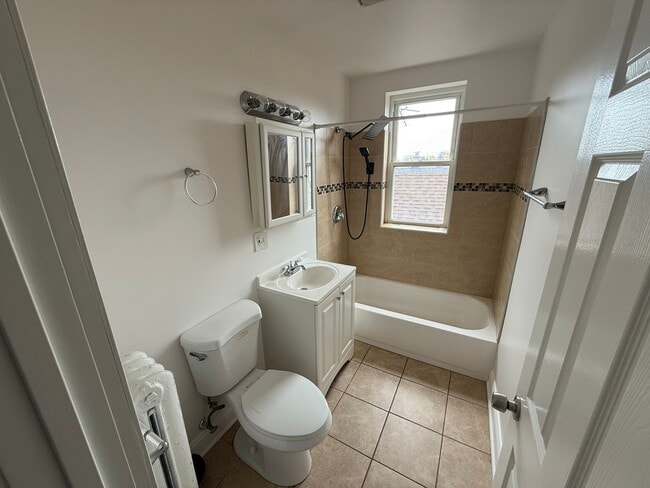 Photo - 5521 W Farragut Ave Unit 3E
