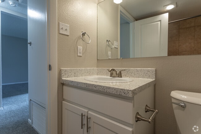2BR, 1BA - 865SF