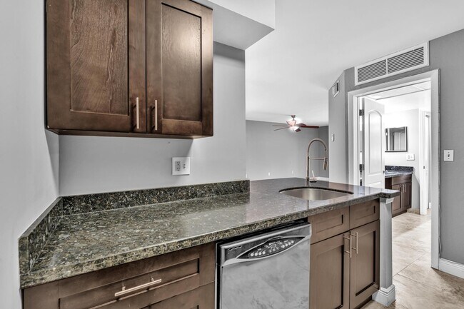 Photo - 2820 N Oakland Forest Dr