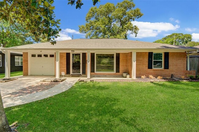Building Photo - 2006 Gardenia Dr Rental