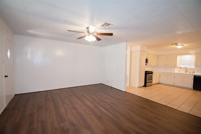 Photo - 203 Schuerenberg St