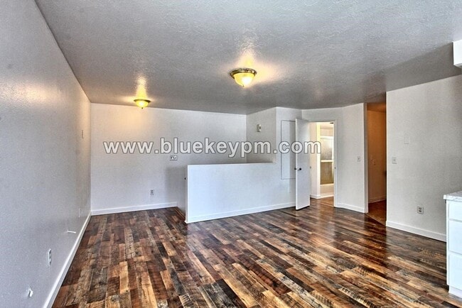 Photo - Upper Floor 1 Bed, 1 Bath Duplex Unit for ...