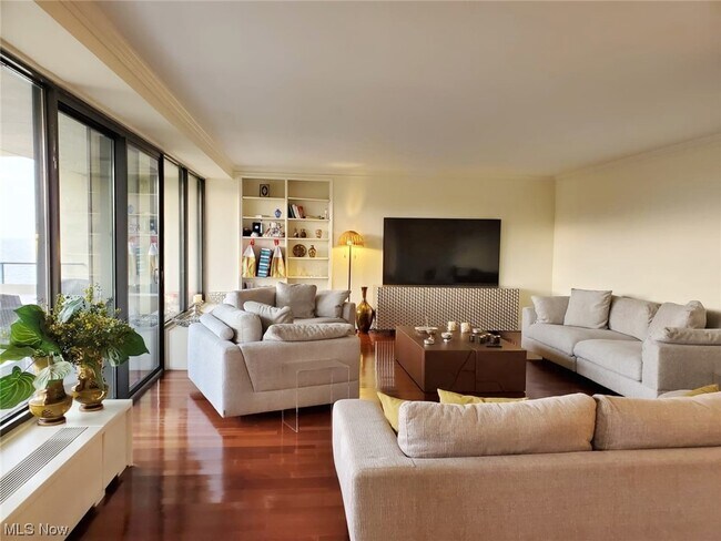 Photo - 2 Bratenahl Pl Condo Unit 4D