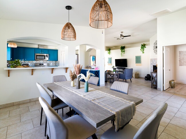 Comedor - 13416 Cholla Dr