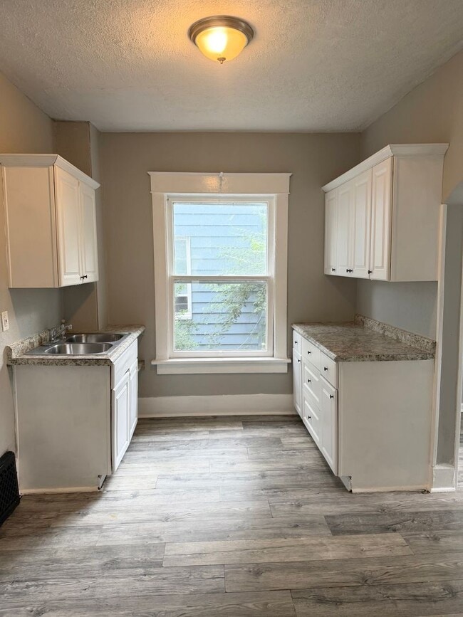 Photo - 1615 Rowland Ave NE