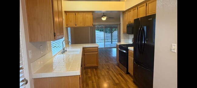 3143 Mariposa Ave