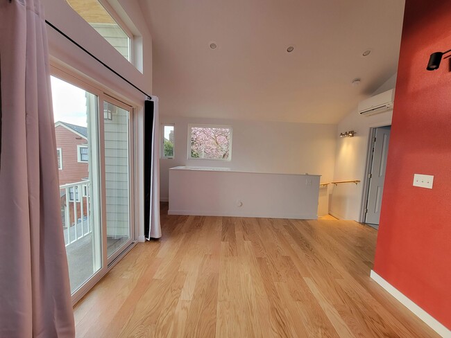 Apartamento luminoso, nuevo en 2022, con techo abovedado. - 336 N 73rd St Unidad 338