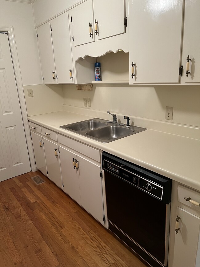 Photo - 410 21st St E