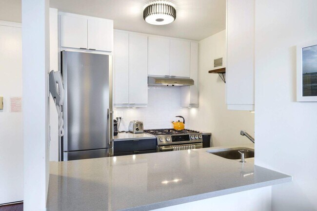 Photo - 30 W 61st St