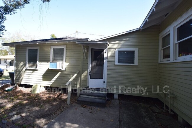 Building Photo - 842 E Lime St Unit 2