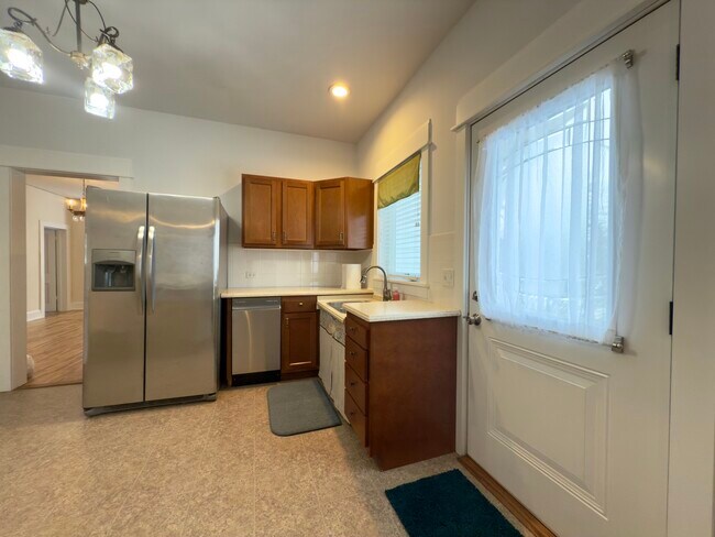 Photo - 717 Warner Ave