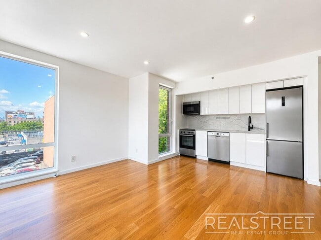 Building Photo - Light-Filled Corner 1BR with Private Outdoor Space & In-Unit Washer/Dryer