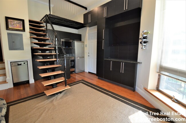 Photo - 1689 Beacon St