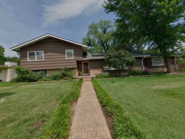 Building Photo - FULLY FURNISHED 5 BEDROOM HOME!!!