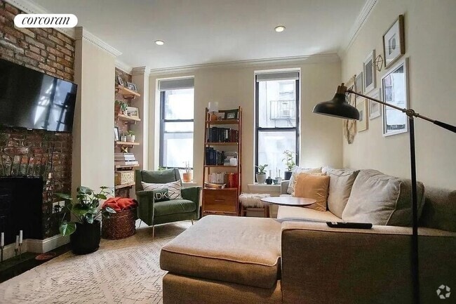 Building Photo - 604 E 9th St Rental