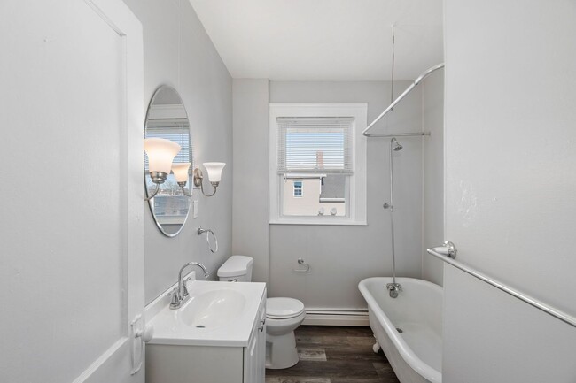 Photo - 508 Lonsdale Ave Unit 3R