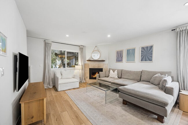 Building Photo - 11734 Avon Way Unit 102