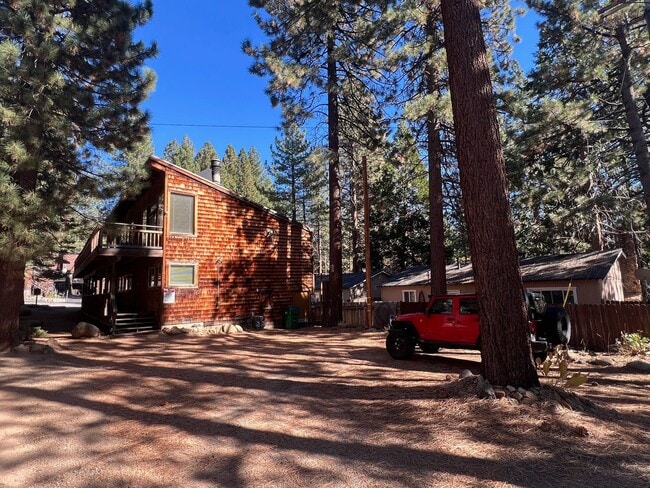 Building Photo - 3 bed 2.5 bath Lodge Style Duplex