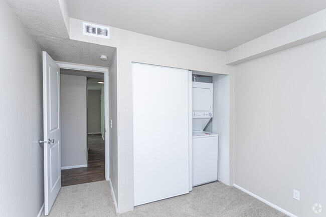 2BR, 1BA - 800SF - Primary Bedroom