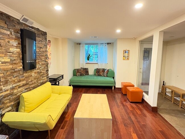 Building Photo - 1229 Girard St NW Unit Lower