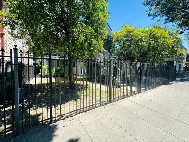 Building Photo - Spacious 1 Bedroom in Downtown Sacramento Where Convivence Is KEY! CALL Today To Schedule a Showing!