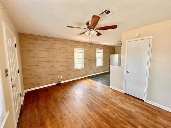 Photo - 213 W 7th St