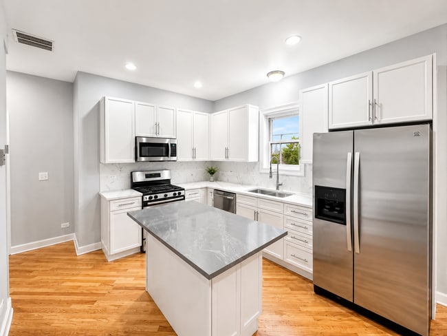 Updated and bright new kitchen with quartz countertops - 3513 North Reta Avenue Unit Apt 1
