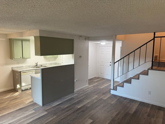 Building Photo - 1175 Delphinium St Unit 1175C