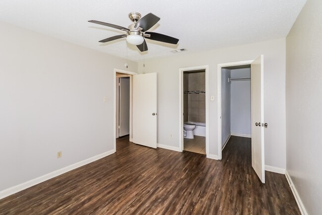 Building Photo - 10810 Lakewood Oaks Dr