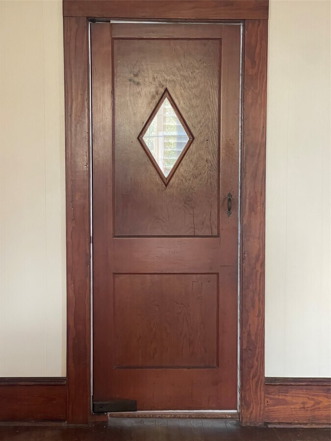 Photo - 1402 Winnie St