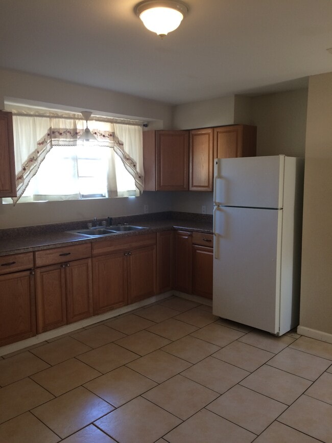 Building Photo - 2350 Lyndell Dr Unit C