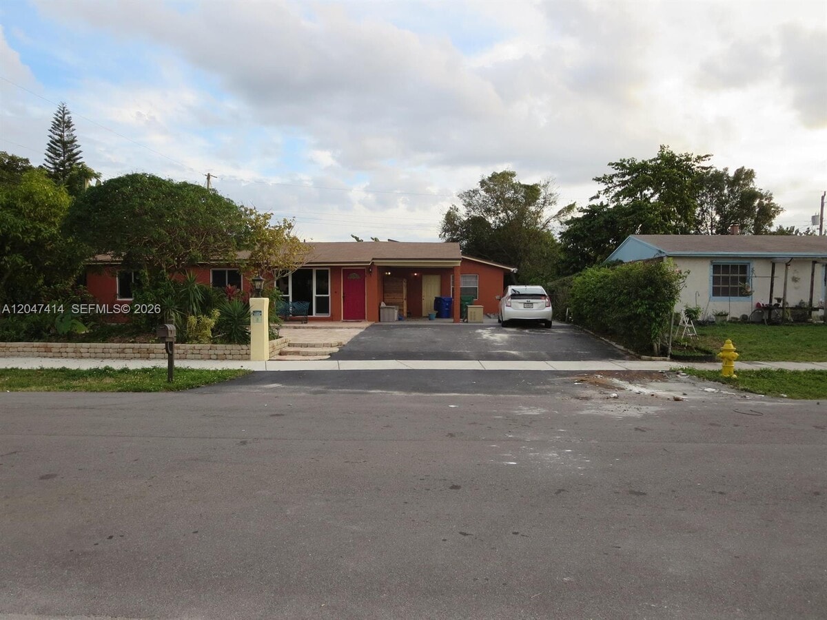 Photo - 4828 SW 20th St Unidad Back