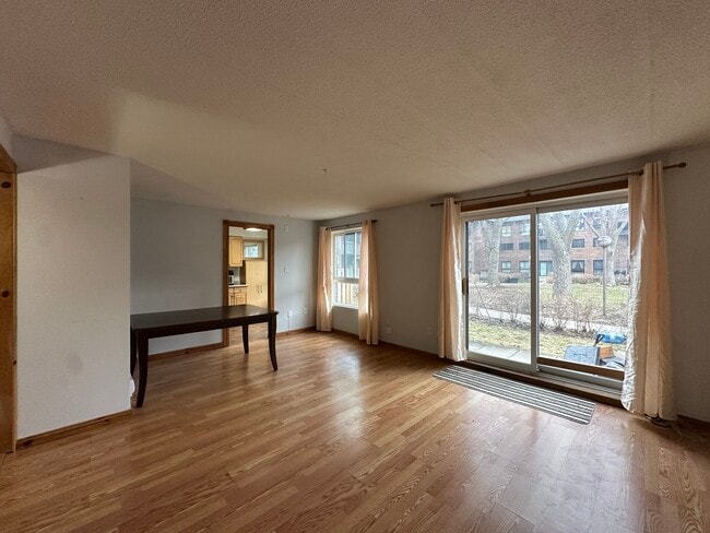 Building Photo - 43 Taunton Rd E Unit 39