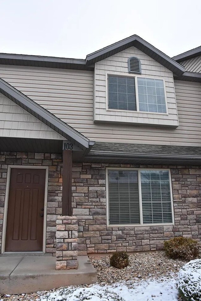 Building Photo - "Charming 3-Bed Townhouse in Cedar City – Spacious 1365 Sq Ft with 2.5 Baths!" Unit #103