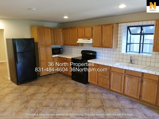 Building Photo - 211 Larkin St Unit B