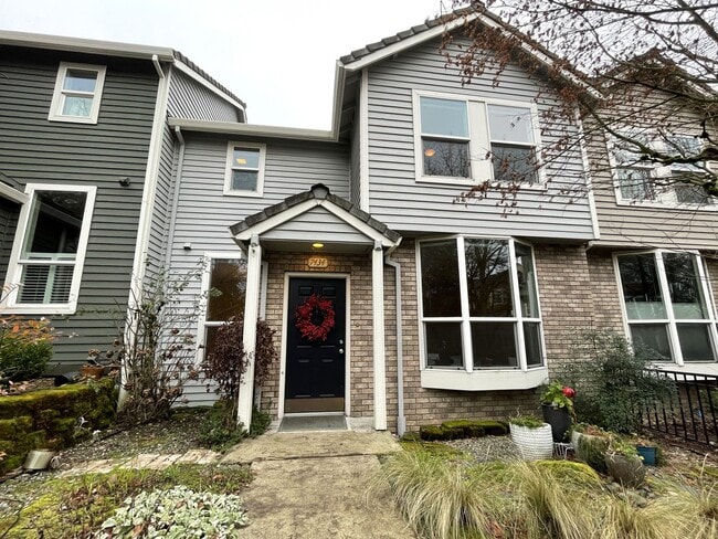 Building Photo - Gorgeous Townhouse in the Heart of Multnomah Village with Attached Garage, Outdoor Space