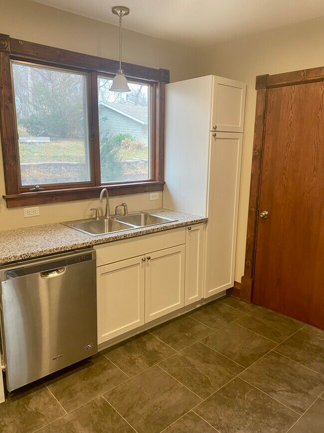 Kitchen - 436 Glendale St