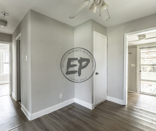 Photo - 911 E Craven Ave