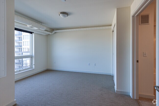 A-8b -1BR, 1BA - 604SF - Dormitorio - 22 on the River