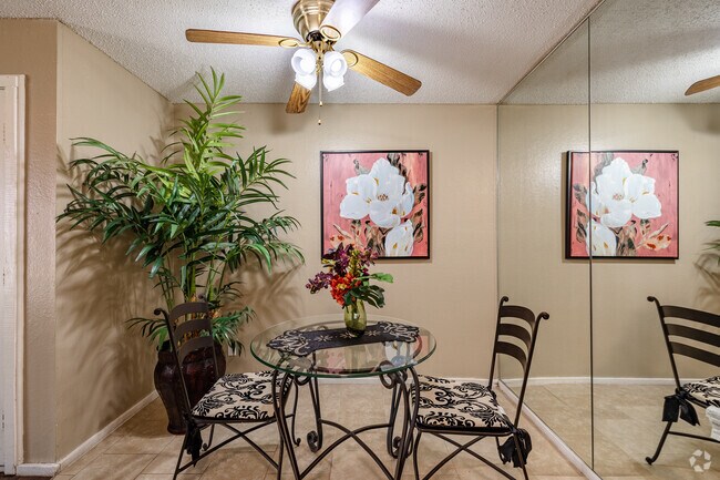 2BR, 2BA - 950SF - Dining Room