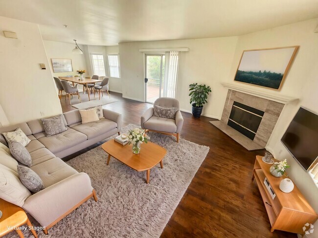 Building Photo - * 4 bed 2.5 bath Townhome in a gated commu...