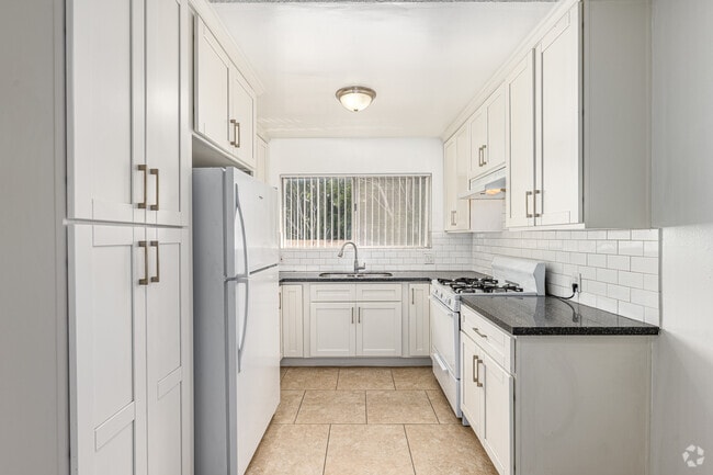 1BR, 1BA - 800SF - Kitchen - 4565 Oakwood Ave
