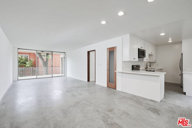 Building Photo - 305 San Vicente Blvd Unit 109 Rental
