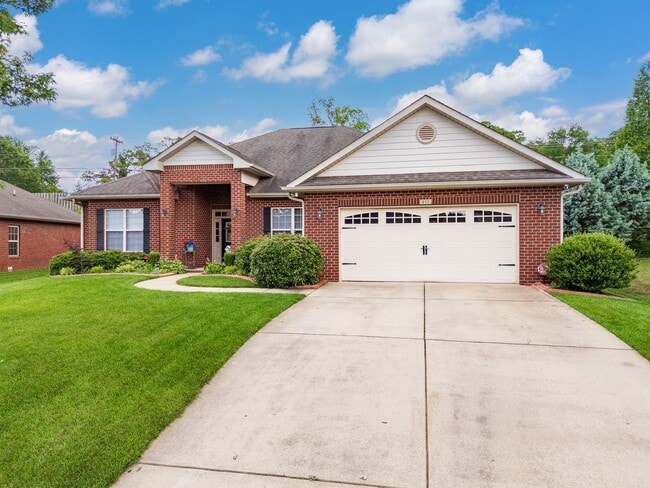 Building Photo - Spacious 4-Bedroom, 2 BA Ranch Home, 2 Car...