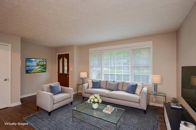 Photo - 990 Woodbridge Dr NE