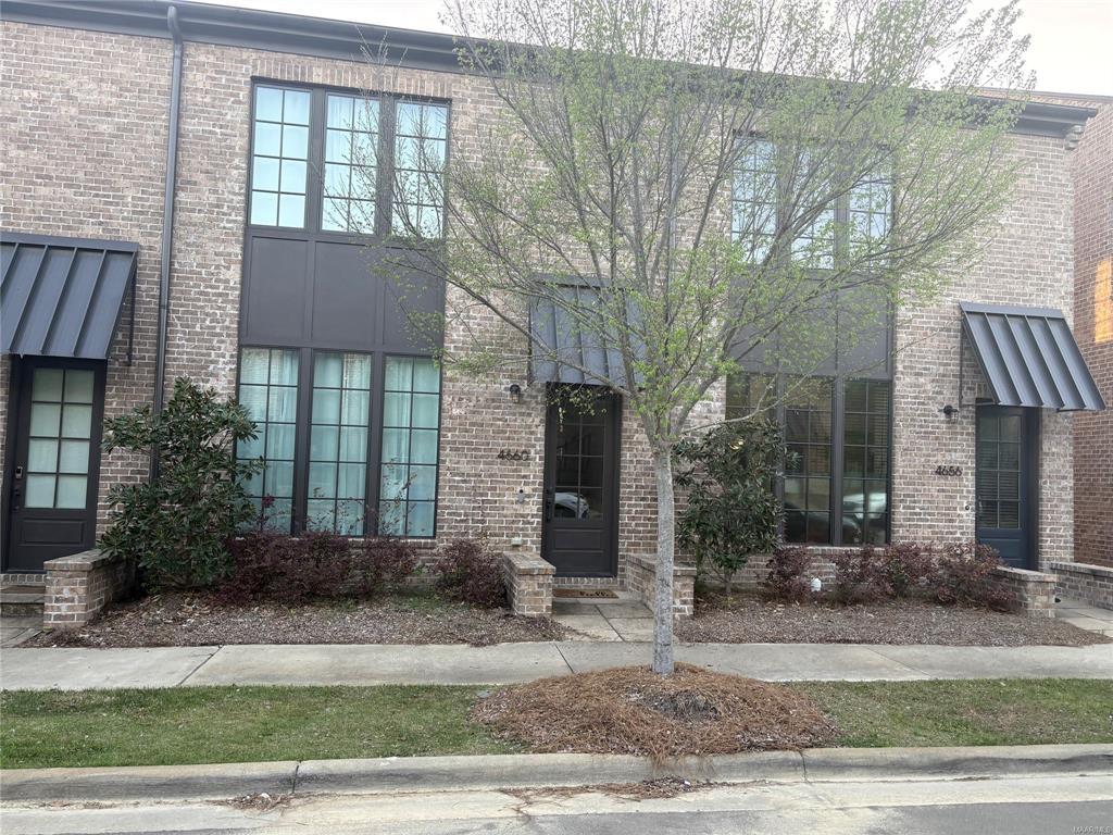 Photo - 4660 Broadwick St