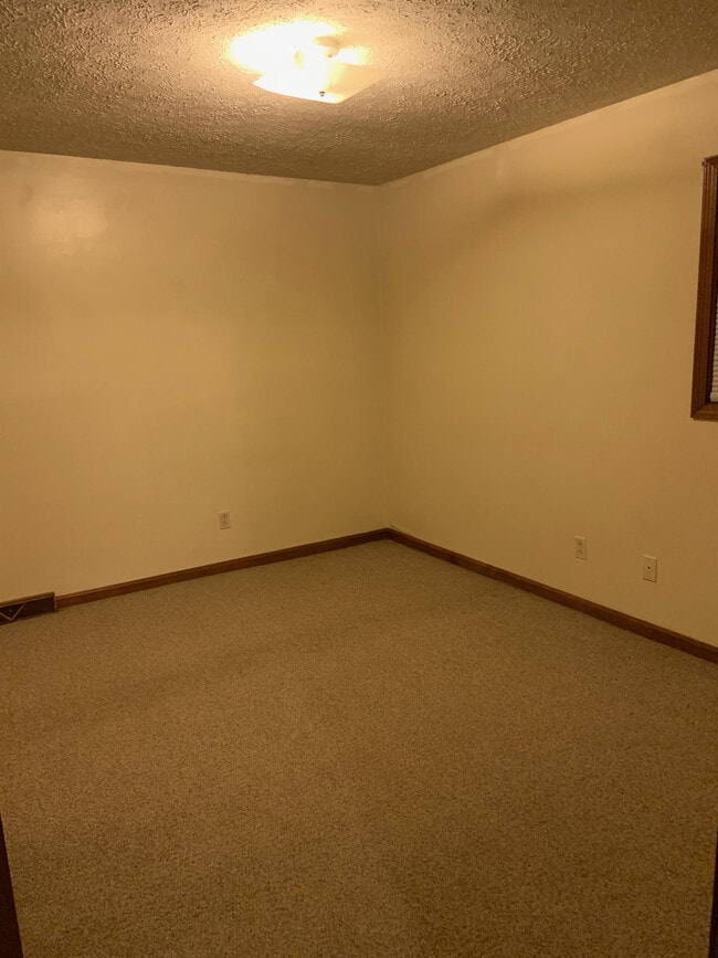 Photo - 1730-1732 Tamarack Rd