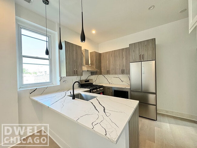 Building Photo - 1236 W Hubbard St Unit 3N Rental